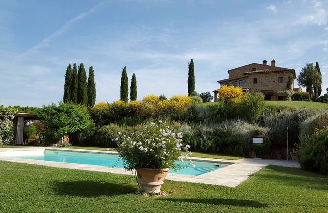 FARMH. PODERE CUNINA 25 KM SUD SIENA DI FRONTE AL MONTALCINO PRENDENDO LEZIONI DI CUCINA