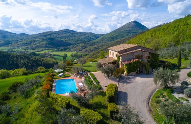 Farmhouse in Umbria with private pool, sleeping up to 12 people.