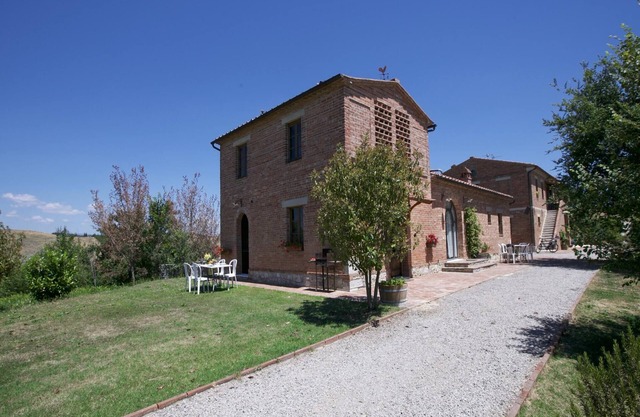 Farmhouse in Tuscany near Siena's Charm