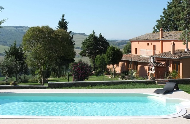 Farmhouse in Val d'Orcia with Organic Wine