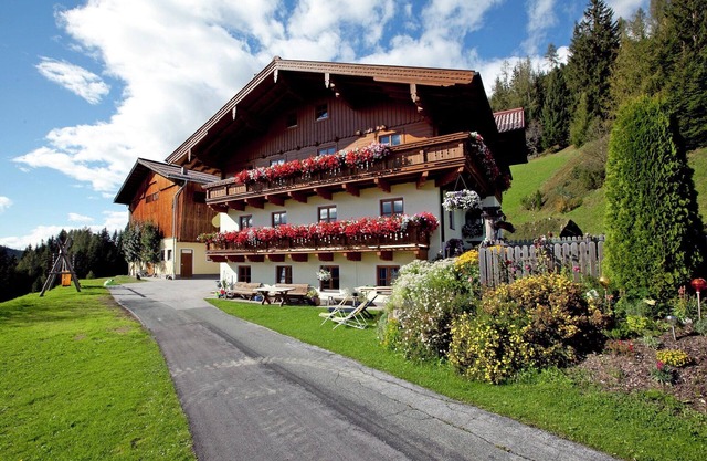 Farmhouse: Alpine Retreat with Mountain Views
