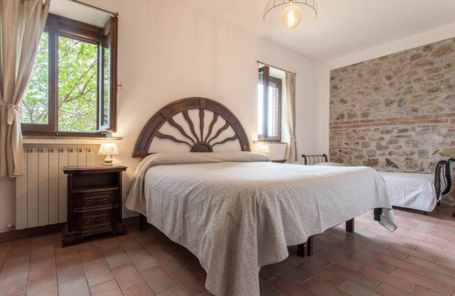 Farmhouse "Angela - Agriturismo La Valentina" with Garden & Wi-Fi