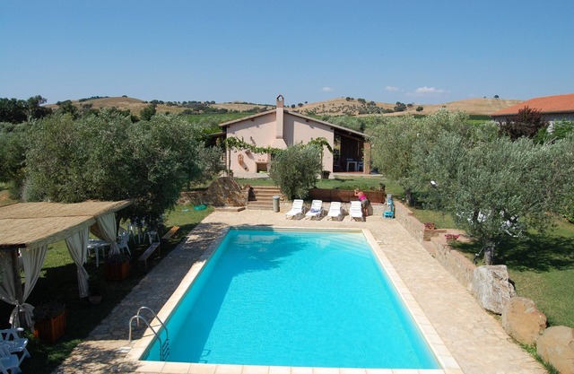 Farmhouse Apartment 'Agriturismo Il Gaggiolo 2' with Shared Pool, Wi-Fi and Air Conditioning
