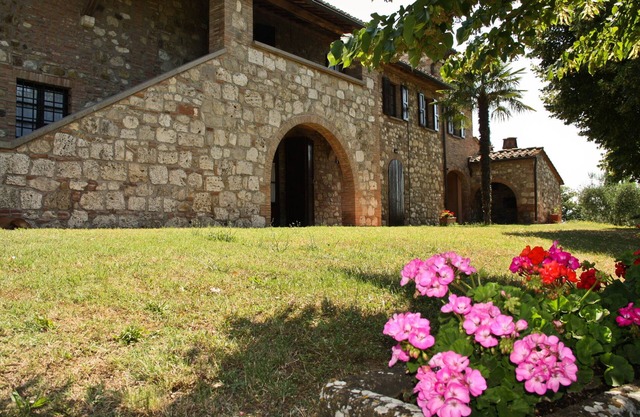 Farmhouse Apt. 2-4-6-8 persons with Pool and Park