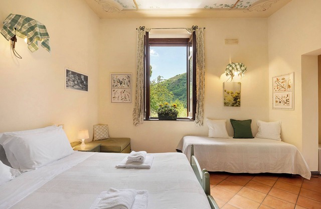 Farmhouse 'Camera Quadrupla Con Vista Giardino' with Mountain View, Wi-Fi and Air Conditioning