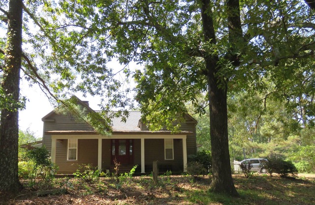 Farmhouse escape near Oxford and minutes from Historic Water Valley Main Street