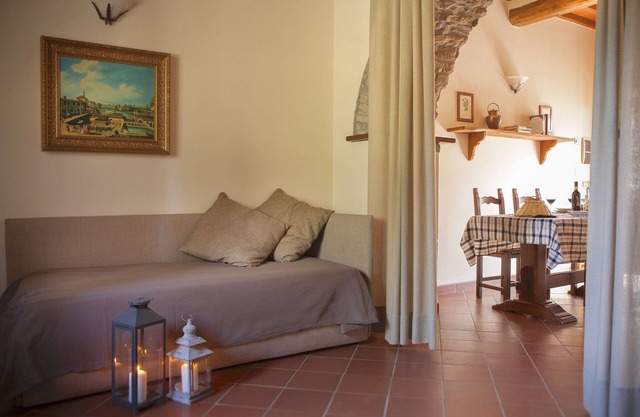 Farmhouse in Campriano with Pool and Wine Tours