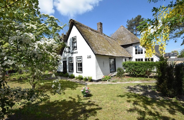 Farmhouse in Groet near sea and forest