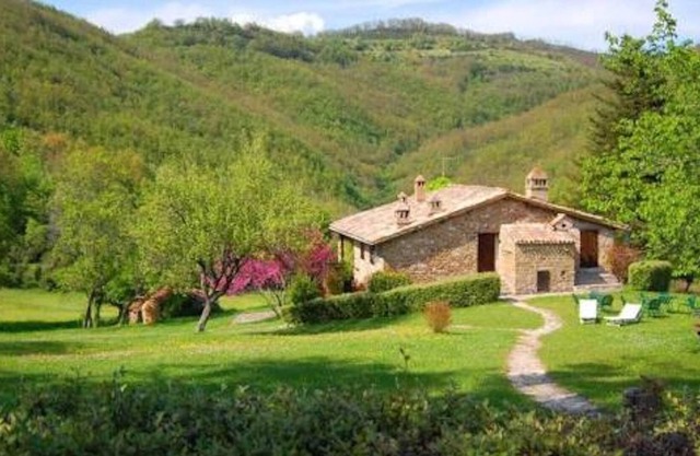 Farmhouse in the Monte Subasio Natural Park. Educational farm and agricultural company