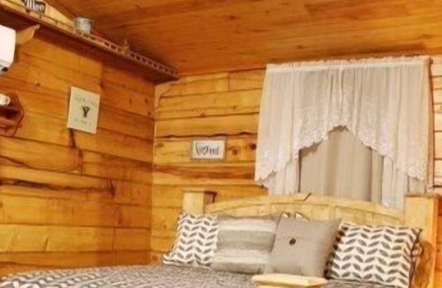Farmhouse in the Pineywoods - King Bed