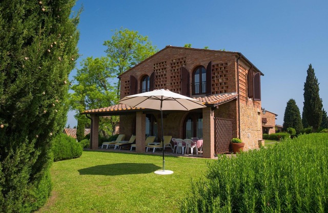 Farmhouse in Tuscany with Pool & Scenic Views
