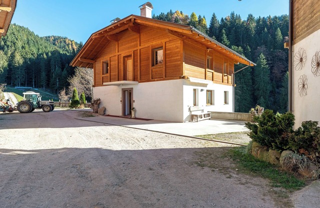 Farmhouse 'Innerjerberhof Sunnseit' with Mountain View, Shared Terrace and Wi-Fi