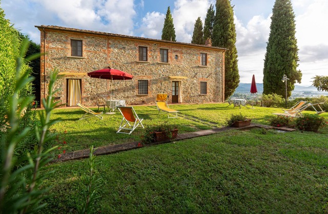 Farmhouse near Lucca. Apartment with swimming pool, vineyards and olive trees