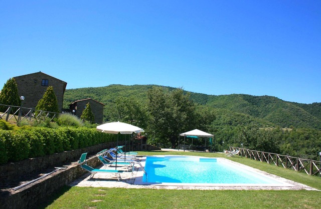 Farmhouse on the border between Tuscany and Umbria, situated in a hilly and panoramic position. Equi