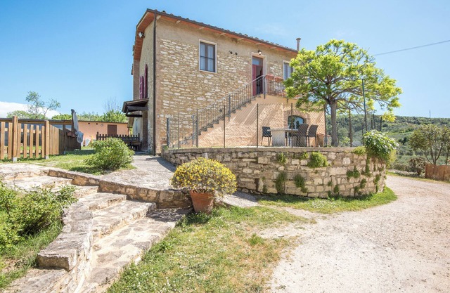 Farmhouse 'Podere Del Pereto Bio- 203' with Shared Pool, Private Garden and Wi-Fi