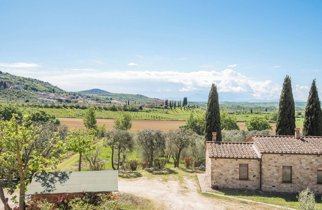 Farmhouse 'Podere Del Pereto Bio- 201' with Shared Pool, Private Terrace and Wi-Fi