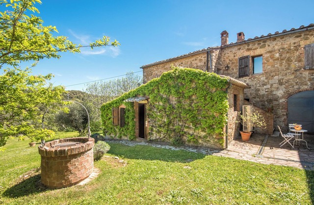 Farmhouse 'Podere Montorgialino' with Private Terrace, Private Garden and Wi-Fi