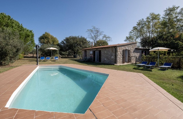 Farmhouse "Roccia" with Shared Pool, Private Terrace & Wi-Fi