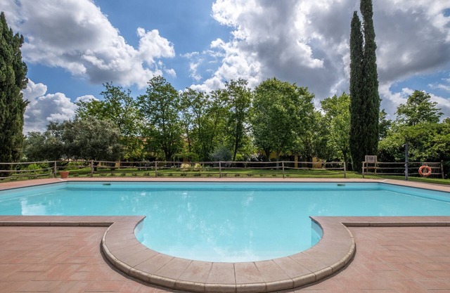 Farmhouse "Rosaspina - Appartamento 3" with Shared Pool & Shared Garden