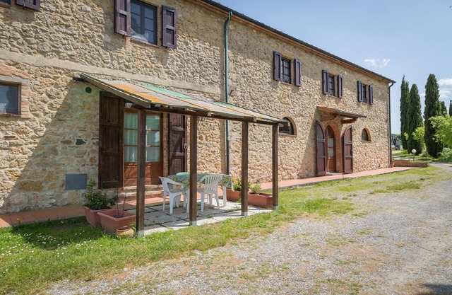 Farmhouse "Santa Lina - Fiordaliso" with Shared Pool, Private Patio & Wi-Fi