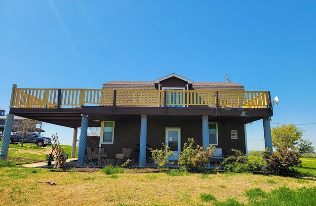 Farmhouse-style home with a balcony, gas grill, separate loft, W/D, and AC