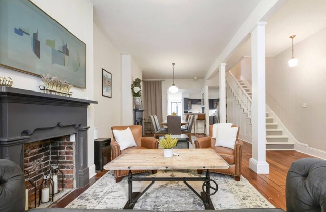 ★Farmhouse Style★Outdoor Patios★Parking!★Beautiful