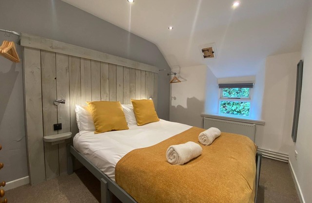 Farmhouse w/fire pit, log burner, stunning views & dining room