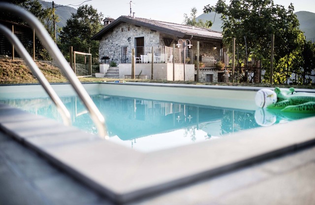 Farmhouse with pool - for 7 adults + 4 kids