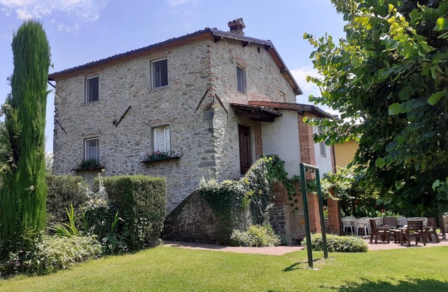 Farmhouse with Farm in the hills of Barga: Casa Chioi