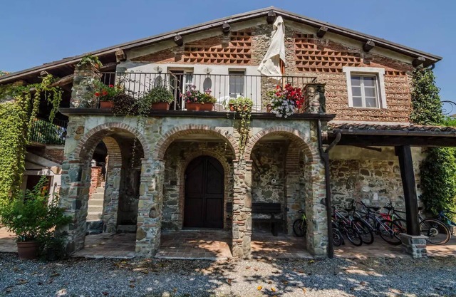 Farmhouse with Farm in the hills of Barga: Il Loggiato