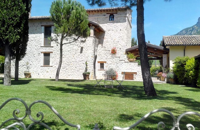 Farmhouse with pool and whirlpool for vacations in Umbria: "Appartamento Glicine"