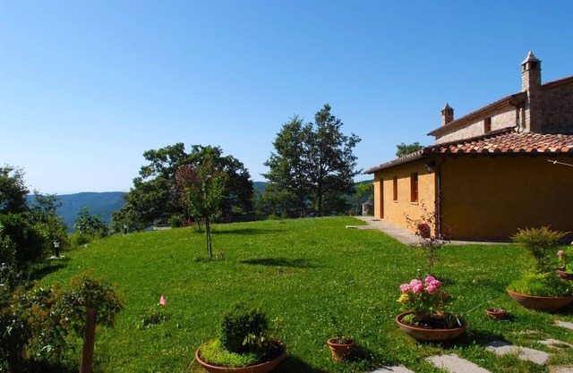 Farmhouse with private pool in a panoramic position on the border between Tuscany and Umbria. Fenced