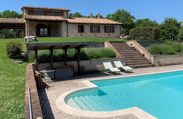 Farmhouse with swimming pool immersed in the Umbrian countryside - 7 beds