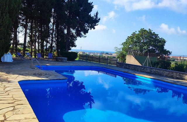 Farmhouse with swimming pool and tennis on a 1 hectare estate of orange and olive trees, 1 km from the sea.