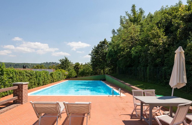 Farmhouse with swimming pool surrounded by woods ... a stone's throw from the center