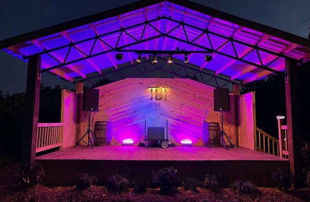 Farmstay Event Space with 2 Houses on 15 Acres with Additional Amentities Avail