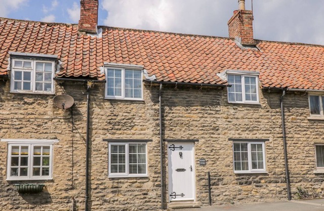 FARNDALE COTTAGE, family friendly, with a garden in Thornton-Le-Dale