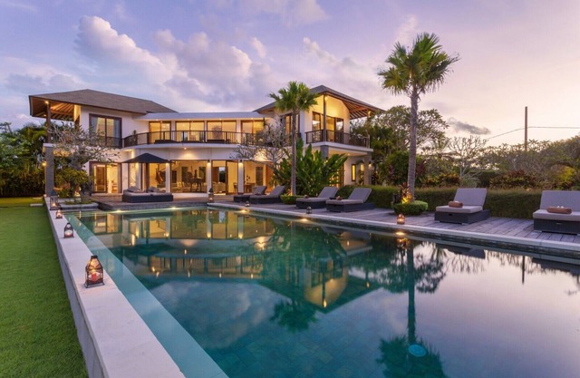 Fascinating 6BR Villa Located In Jimbaran! - Comes W/8Hr Car + Driver Services!