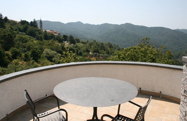 fascinating Ligurian glimpse, far from the chaos and close to the pearls of the Riviera