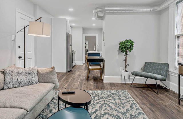 Fashionable 2BR in Downtown Location w/ Work Area