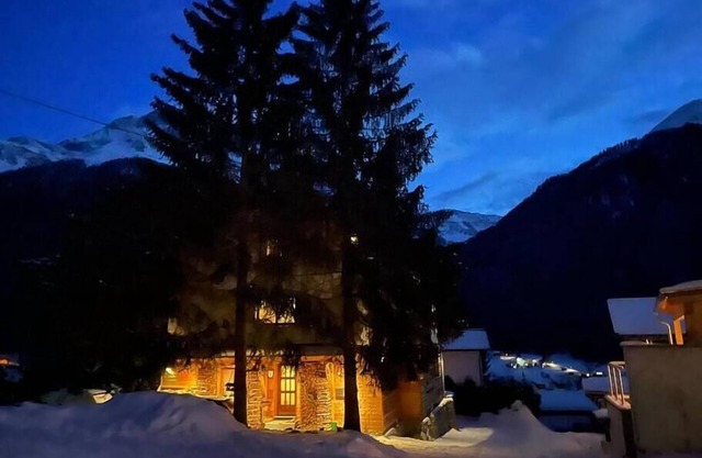 ☆ FavoriteStays Comfort Apartment with Terrace
