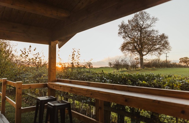 Favourite Lodge with Hot Tub at Kingfisher Lakes | Panoramic Views | Sunny Deck!