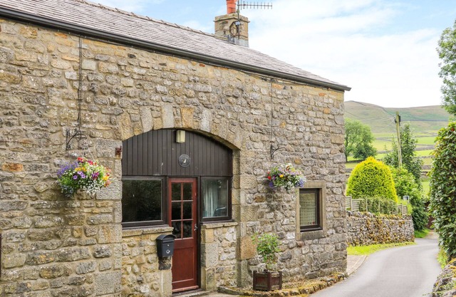 FAWCETTS BARN, pet friendly, character holiday cottage in Grassington