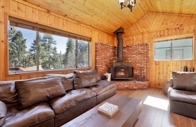 Fawnskin Pines Relaxing Mountain Cottage