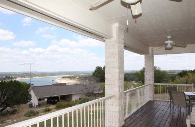 Feed the deer w/Lake Travis views & open Boat Ramp