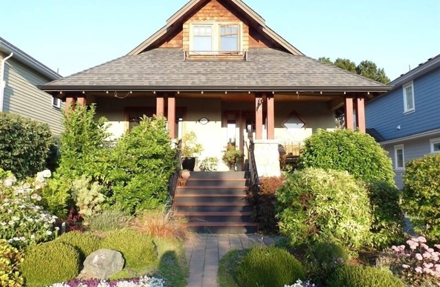 Feel at home, a few blocks from downtown Sidney and beach