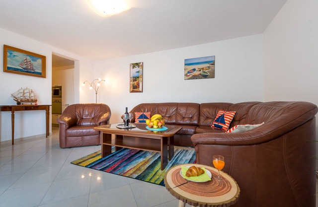 Feel Good Apartment- free parking, jacuzzi & sea view