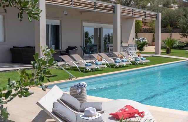 Feel-good villa in a fantastic location with pool and sea views