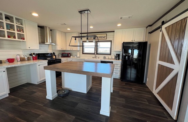 Feel right at home in our Farmhouse located in Godley, TX w/horse enclosure