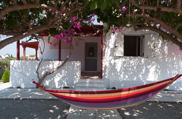 Felicia s sun-side house, Cycladic house by the beach, true owner hospitality